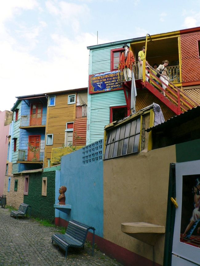 カラフルなカミニートの街の光景。<br /><br />