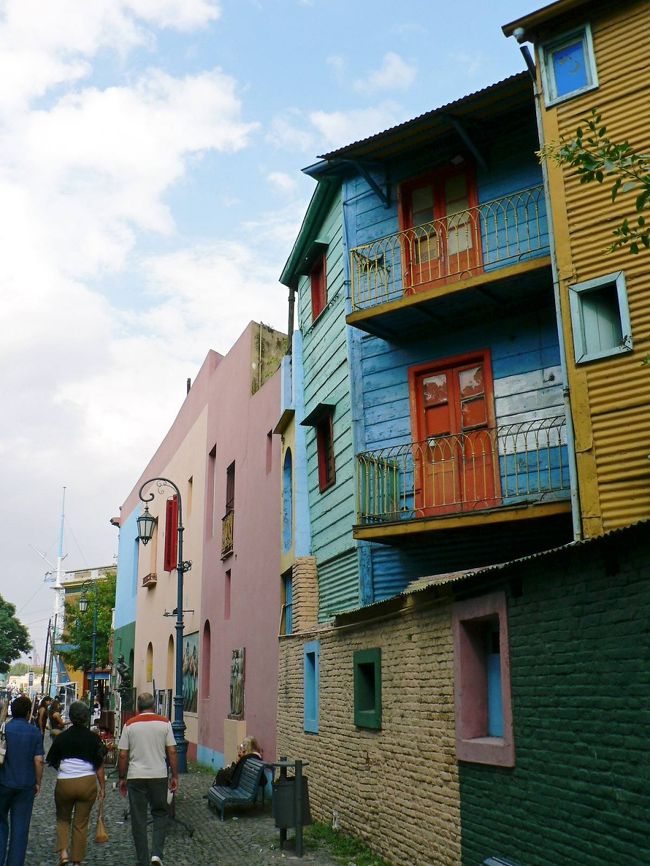 カラフルなカミニートの街の光景。<br /><br />