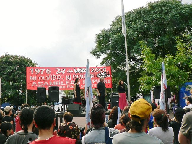 サン・テルモ地区のドゴーレ広場での集会に集まった人たち。