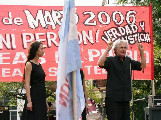 サン・テルモ地区のドゴーレ広場での集会。１９７６年３月２４日は軍事政権に反対する人達への弾圧が始まった日で３万人以上が犠牲になったと言われている。軍事弾圧から３０周年のこの日抗議のデモ集会は各地で行われ、２度とこのような軍事圧力による弾圧を許さない、３月２４日を決して忘れないとの国民の意思表明の日とのことだ。<br /><br /><br />