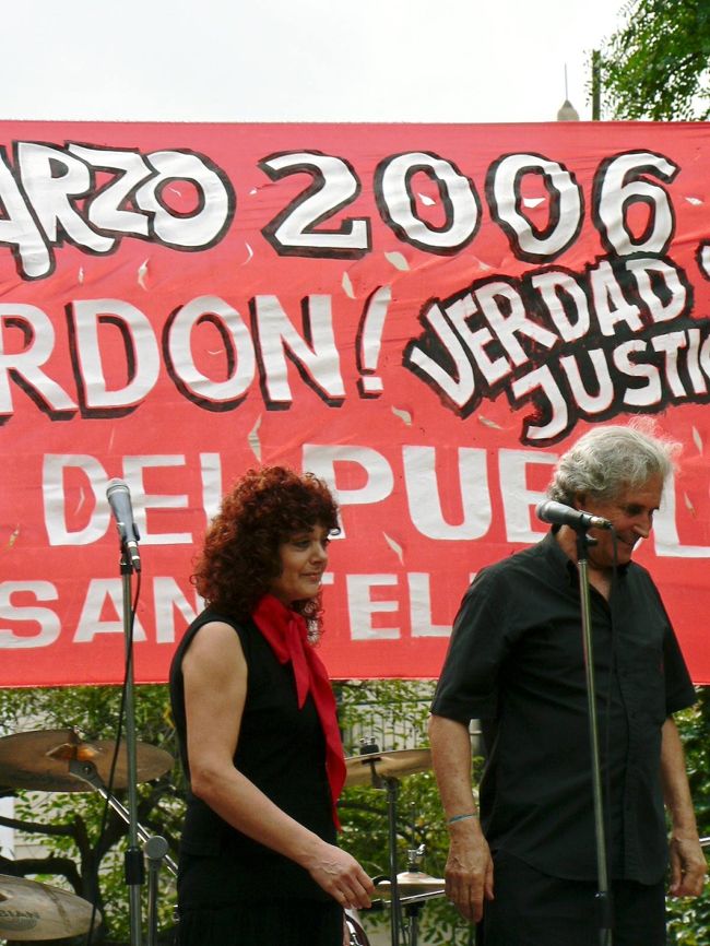 サン・テルモ地区のドゴーレ広場での集会に集まった人たち。