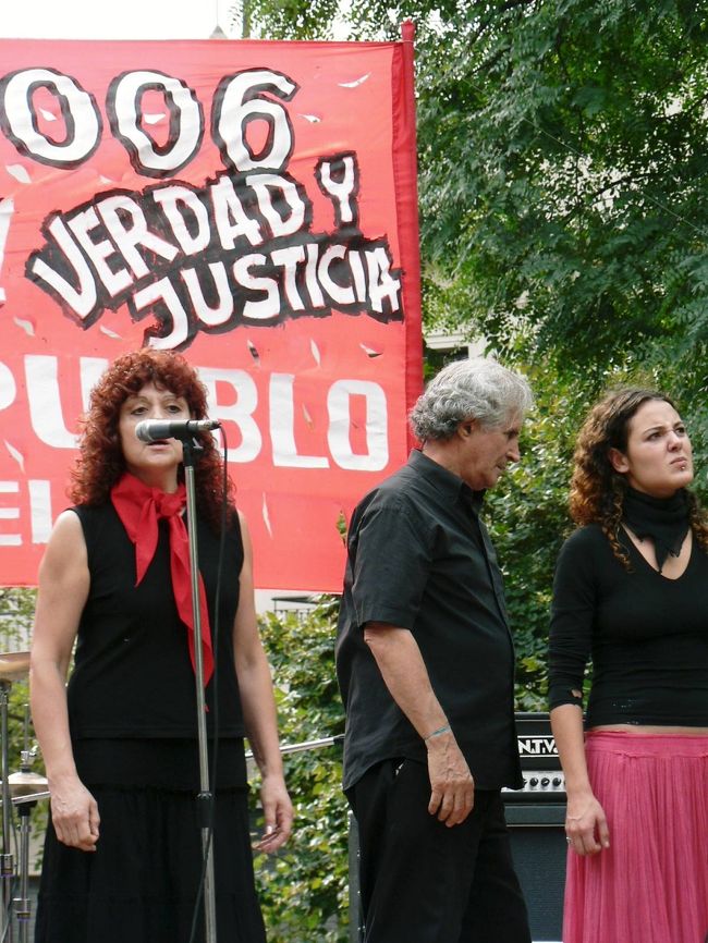 サン・テルモ地区のドゴーレ広場での集会に集まった人たち。<br />	<br />