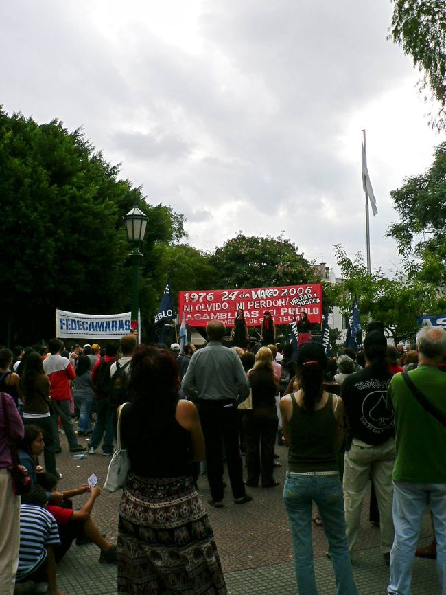 サン・テルモ地区のドゴーレ広場での集会に集まった人たち。<br />	<br />