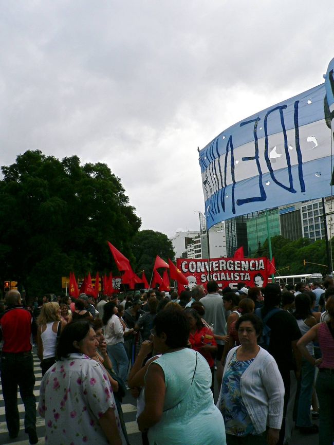 ７月９日通りでもデモ隊が大勢行進していた。