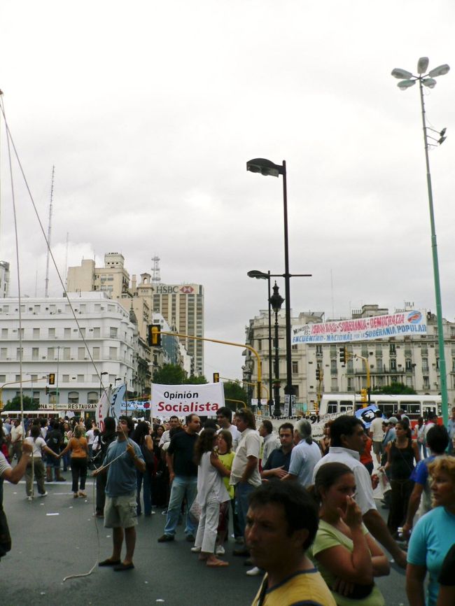 ７月９日通りでもデモ隊が大勢行進していた。