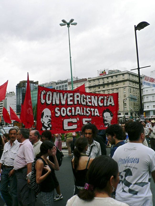 ７月９日通りでもデモ隊が大勢行進していた。