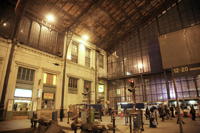 マレヴ航空でターミナル2に到着後200番の市バスでターミナル1へ。そして列車で市内へ向かいます。西駅に到着します。