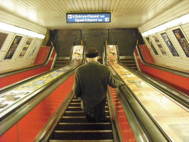 地下鉄M3でデアーク広場駅まで。エスカレータは長くて超高速です。