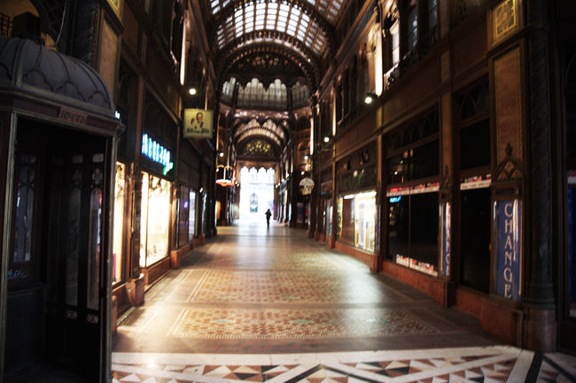 ヴァーツィ通りのパッサージュ。開店前でしたのでひっそりしすぎでした。100年ぐらい前の公衆電話ボックスがありました。