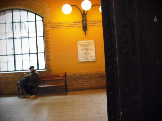 中央市場で奥さんを待つおじさん（推測)。<br />地下のスーパーはヴァーツィ通りあたりより少し安いと思います（ビールですが。。。）