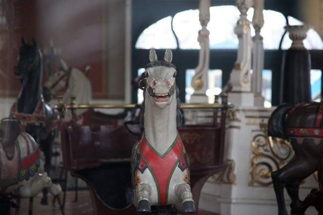 市民公園近くの遊園地のメリーゴーラウンド。これまたかなりの古株で歴史的建造物に指定されているらしいです。しかし全員こちらを向いています。