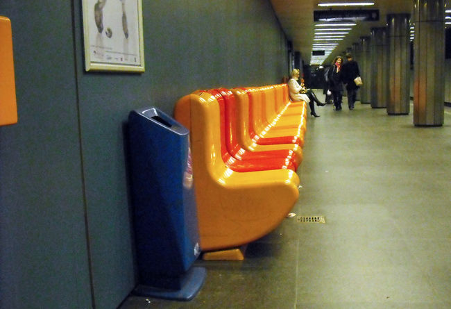 予想外（失礼）にカラフルな地下鉄のベンチ。