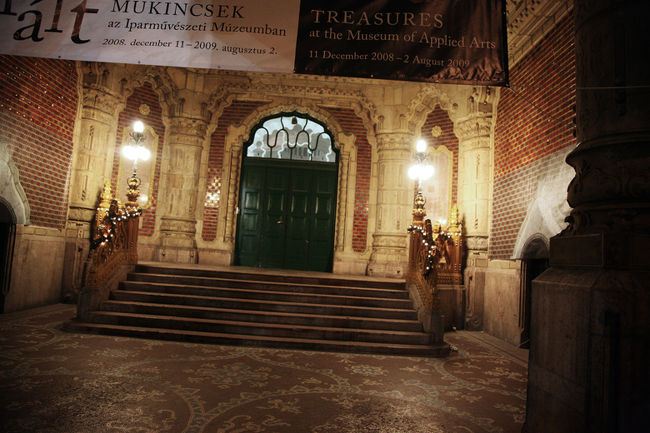 工芸美術館の入り口です。閉店してました。