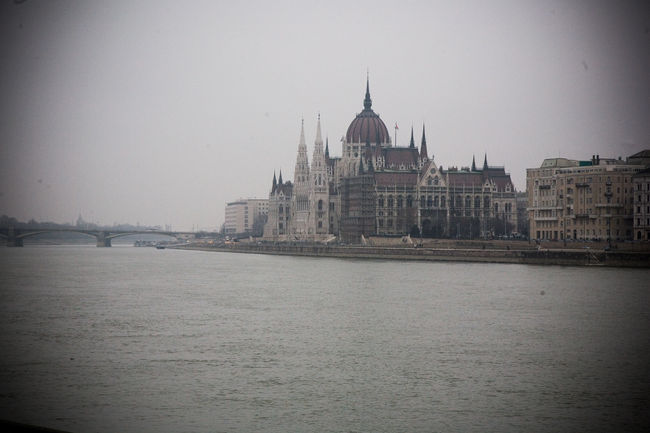 鎖橋を渡ったあたりから国会議事堂を望みます。曇りのドナウ。