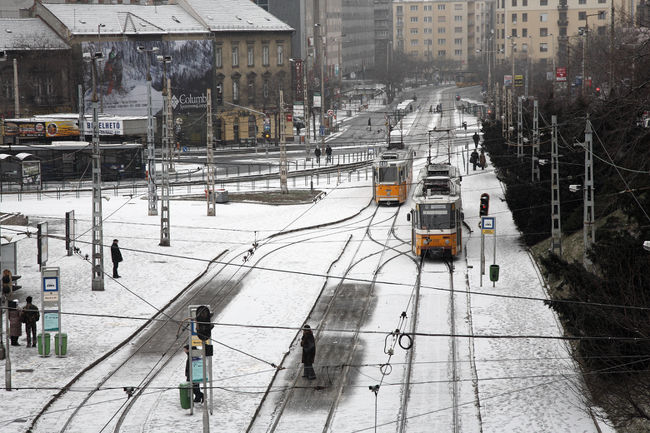 雪のモスクワ広場。雪の白とトラムのやまぶき色がマッチ。