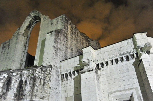 渡り廊下のような狭い通路を渡ると、右側はカルモ教会です。