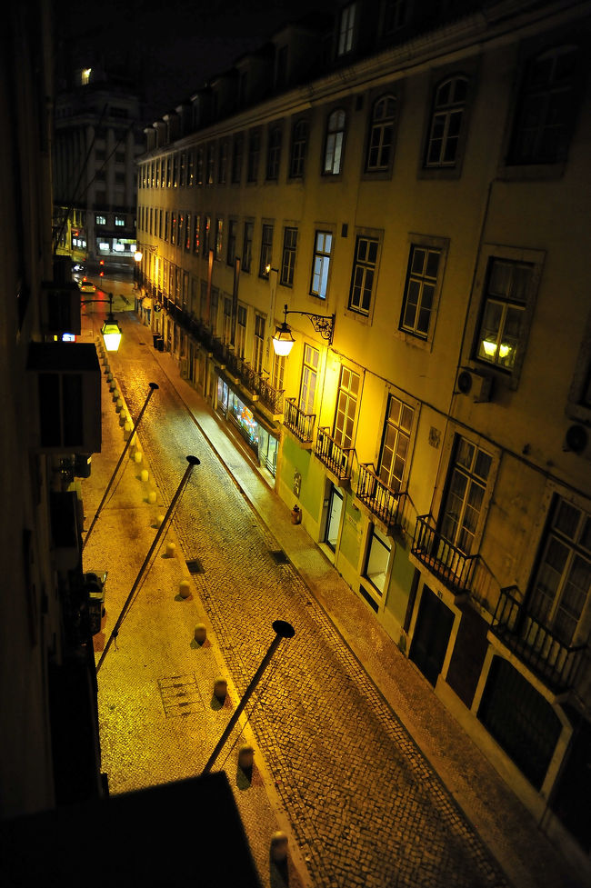 １本裏の道です。<br />スーパーやロシオ広場に面したカフェの裏口があります。