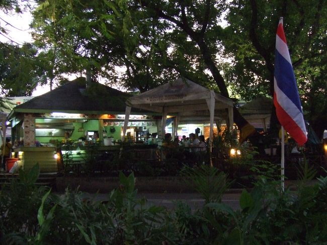 ナイトバザールはもうすぐ閉鎖になりますが夜６時過ぎから夜半までやっていて楽しめます