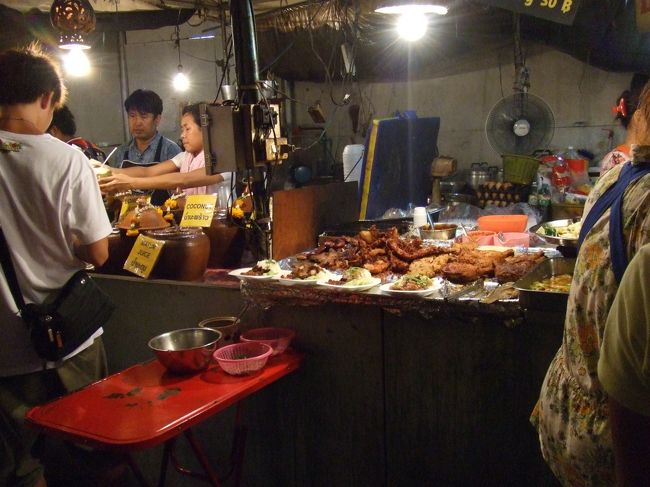 レストランや屋台がたくさんあり屋台もフライや焼いたものは大丈夫です。でもタイのガイドは日本人はおなかが弱いと強調していました