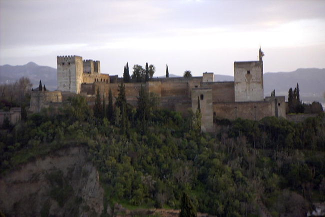 アルファンブラ宮殿<br /><br />今夜泊まるアルファンブラ宮殿。もう大分遅い時間なので大丈夫かナァ。