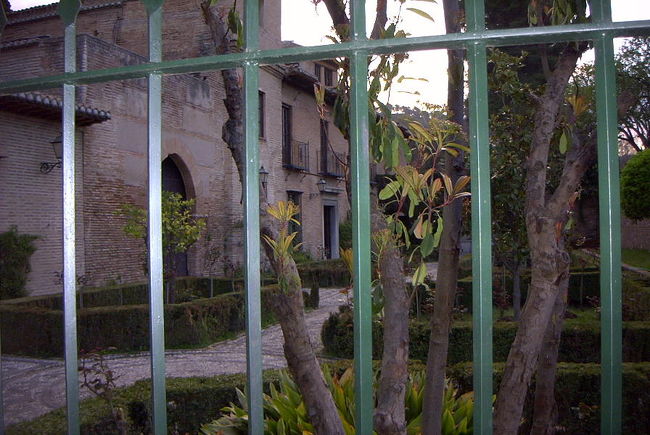 ＭＡＹＵＭＩさん<br /> <br />ＭＡＹＵＭＩさんのスペインでの面白い話を聞いた後、興に乗ってＭＡＹＵＭＩさんの結婚のいきさつを聞いた。ＭＡＹＵＭＩさんの旦那は日本人で初めての闘牛士に成ったが、デビューしてすぐに牛の角に刺されて半身不随と成る。その時にフラメンコ留学に来ていたＭＡＹＵＭＩさんが献身的な看病をして、さらにその後に彼との結婚も決める。カルメンみたいな情熱的で素晴らしい日本人女性である。感動した。現在は奇跡的に回復されているようです。詳しくは次のＨＰで紹介されています。<br />http://www.jspanish.com/yomimono/patio/patio20.html<br />