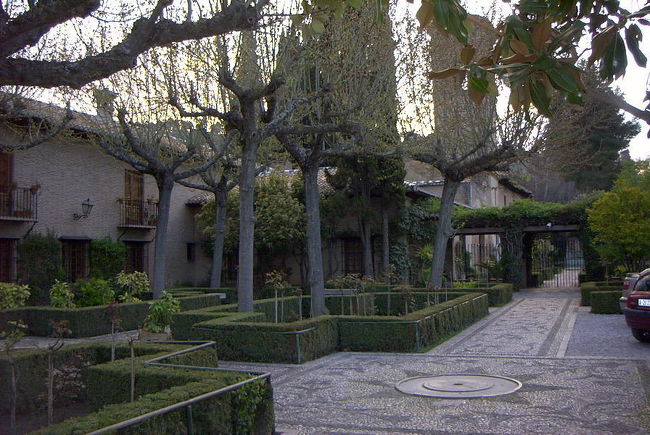 ５日目（３／１３）アルハンブラ宮殿、ミハス<br /><br />パラドール　パティオ<br /> <br />７時に起床。昨日は到着が遅かったので改めてパラドール周辺を散歩する。パティオ（スペイン語で中庭）がよく整備されていてとっても綺麗。こんな綺麗なところに泊まったのかと思う。アルハンブラ宮殿も朝早いので人出が無く近くを散歩する。<br />