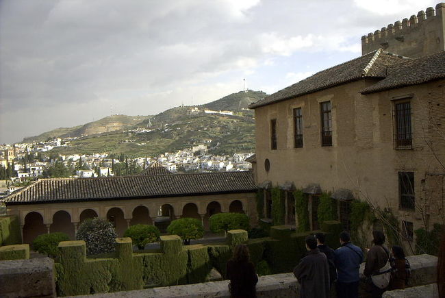 アルハンブラ宮殿<br /> <br />９時に別な処に泊まっていたグループが到着して一緒にアルハンブラ宮殿を観光。アルハンブラ宮殿はイスラム文化の集大成とも言うべき宮殿で、１２〜１４世紀に造られた。その後引き継いだカトリック王が王宮を増設し、夢のような華やかな宮殿にした。数々の伝説が残されている。<br />