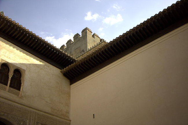 アルカサバ（砦）<br /> <br />地元のガイドさんについて観光するが、このガイドさん、カワサキさんと言い超ダジャレ連発の面白い外人。日本にも居た事が有るとか？日本語も上手い。おかしなガイドさんに引き連れられて宮殿を見学する。<br />