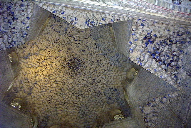 ニ姉妹の間は蜂の巣鍾乳洞<br /> <br />ニ姉妹の間は蜂の巣状の天井ドームに鍾乳洞の様な装飾で幻想的な雰囲気を醸し出している。二姉妹には怪しげな伝説も有る様だ。<br />