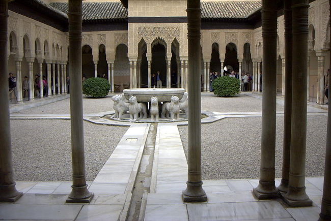 ライオンの中庭も美しい<br /> <br />すぐ前には１４世紀に完成したライオンの中庭が有る。中央に１２頭のライオンの頭の装飾を施した噴水があり、アラヤネスの中庭に負けず劣らず美しい。ライオンの口から順番に水が出て時間を知らせる、水時計に成っている。ライオンの中庭の周りの柱が注目で、１２４本の大理石から成っている。豪華な物だ。空中庭園のヘネラリーフェ庭園を見が、ここも素晴らしく綺麗だった。その後、展望台に行こうと思ったら突然の大雨で近くの小屋に避難する。ガイドのカワサキさんの仕様も無いダジャレを聞きながらひとしきり雨の止むのを待ったが、止みそうも無くこの先の見学は諦めて次の目的地であるミハスへ向かう事と成った<br />