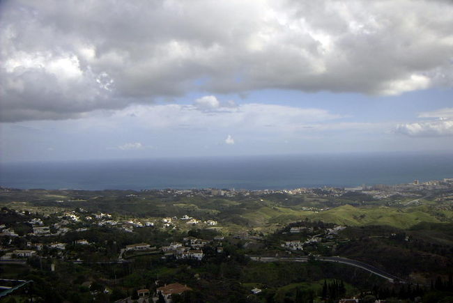 地中海が見える　<br /> <br />バスで２時間、ミハスに近づくと地中海が見えてくる。天気も晴れ間が出て来て、地中海の海がまぶしい。展望台からは写真の様に地中海が綺麗に見える。海の向こうはアフリカ大陸だ。<br />