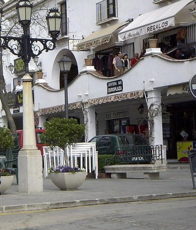 ミハス<br /> <br />ミハスはこじんまりした観光地である。白い小さなお店が沢山並んでいて、スペインの軽井沢か。いかにも観光地と言った感じで日本人相手のお店も有る。ここでも、お土産用に押し花のネックレスなど購入する