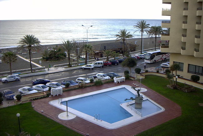 ホテルの部屋から地中海が見える<br /> <br />さらに、３０分くらいで今日の宿泊地であるトレモリスのコスタ・デル・ソルへ５時頃到着する。ところが、用意されていたホテルの部屋が予定したグレードで無かったので、ＭＡＹＵＭＩさんが頑張って別なホテルでランクアップしたホテル（メクア・コスタ・デル・ソル）に変更してもらう。さすがＭＡＹＵＭＩさん。ホテルから地中海が一望されまさにリゾート地である。ホテルの周りにも、お土産屋のみならずスーパー等も有り一夏を過ごすには良いだろうな・・と思うが。夕食は、海岸近くのレストランまで歩いて行く。マラガ風魚介類のフリッター（ペスカドーレス・プラヤ）で地中海料理を満喫する。ここで、パラドール組み６人と他のグループはお別れで、明日から別行動となりお別れの晩餐に成った。我々は明日以降も、ＭＡＹＵＭＩさんと。<br />