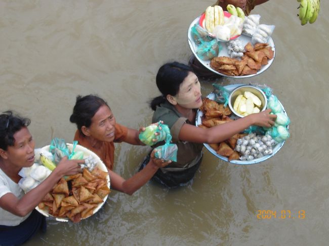 全体的にミャンマー人はかなり商売っ気がない印象を受けますが、この人たちは売る気マンマンですね。バナナが船に飛び込んでくる。バナナやるから買え、と。もちろん、バナナも売り物ですが、目がマジ、おばちゃん、こわいっす。。。 