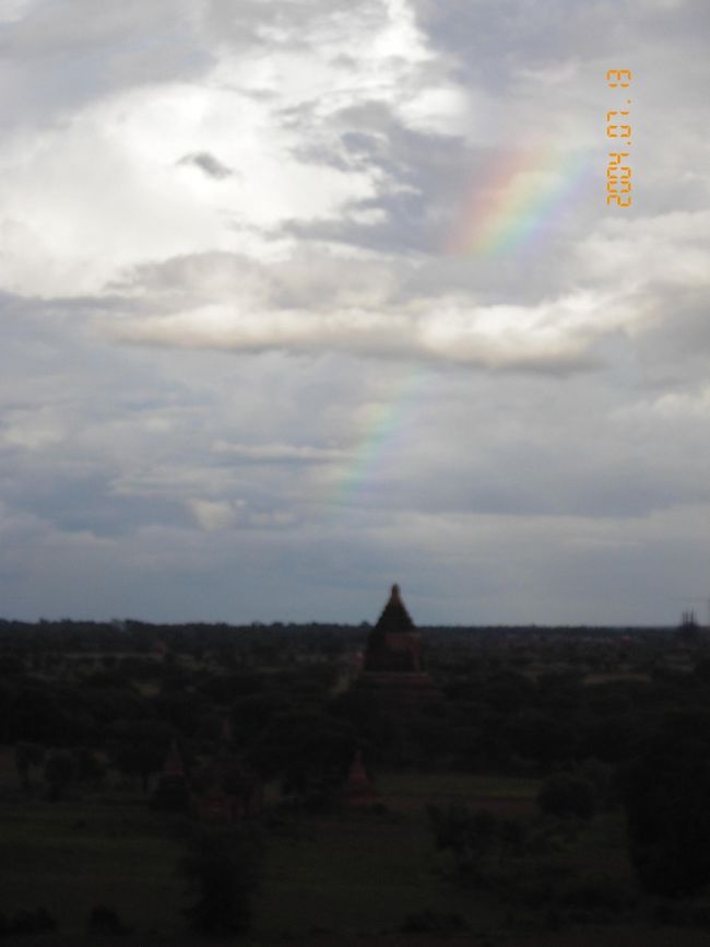 昼過ぎにバガンに到着。マンダレーの宿でバガンの宿を紹介してもらったので、フェリー乗り場にとりあえず馬車に迎えに来させてＧＨへ。