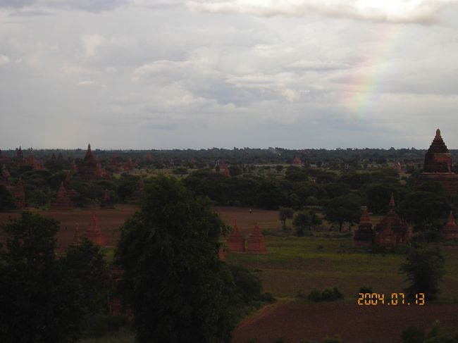 特に問題なくチェックインして、迎えに来てもらった馬車をチャーター。写真はシュエサンドーバゴダからみた虹のかかるバガン遺跡。 
