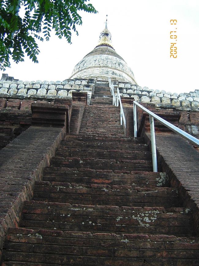 シュエサンドーバゴダの階段下から。 