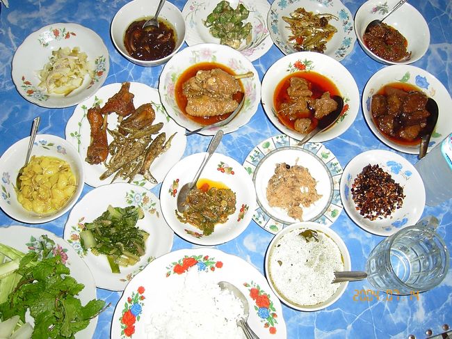 カレーほか、ミャンマー料理のビュッフェ形式。これで1500kyat(180円くらい）。地元の人にとっては高額なものです。とはいえ、ここが本当に日本人に合う味つけ。ミャンマーの料理はすべてオイリーですが、油をよけて食べると、なかなかいいお味。油が多いせいか全体的には濃い目の味付けですが、ご飯は進みます。もちろんおかわり自由。ミャンマー料理において特筆すべきは鶏肉がウマイこと。日本風に言うところの「地鶏」というのでしょうか。肉質も食感も言うことなし。まぁその辺で走り回って自然の餌をたくさん取っている鶏ですからね。日本のスーパーに並んでいる中国やタイでおしくらまんじゅうして育ったモノとは育ちが違うんでしょう。<br />