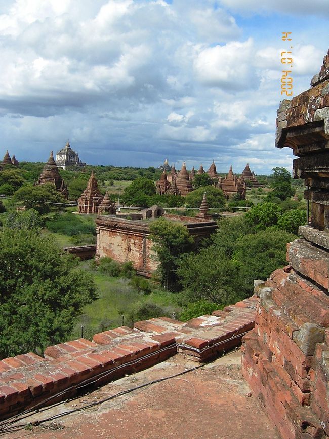 これらはシュエサンドーと並ぶ景色と夕陽の名所ミンガラーゼディパゴダからの景色。