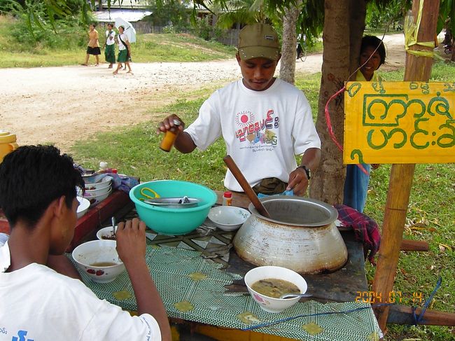 これは「ジャジャヒンガー」屋台。ミャンマー名物モヒンガーは日本風に言えばそうめんですが、これは春雨でしょうか。ライムをキュッと搾っていただきます。1杯100kyat(12円くらい）。 