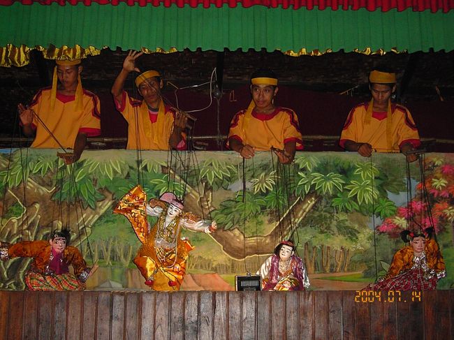 夜は名物・あやつり人形劇を見ながら。