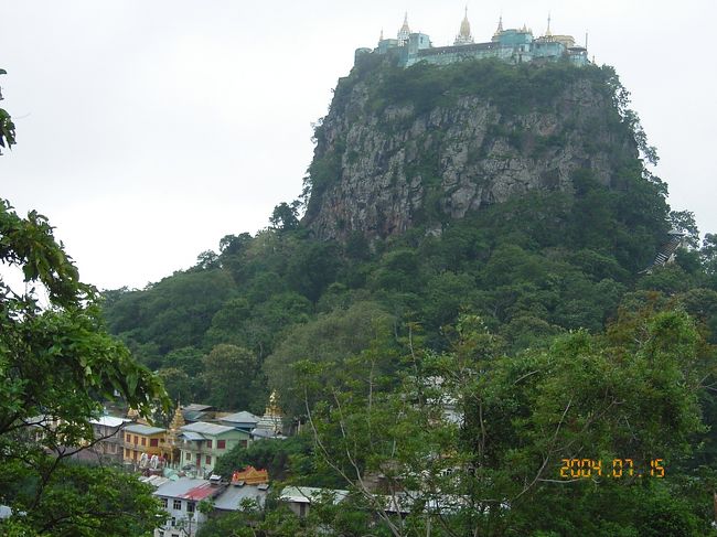 山の上にはお寺があります。スリランカのシーギリヤロックやギリシアのメテオラ修道院もそうですが、人は平原の中に忽然と現れる山や岩の上に何か立てたくなる生き物なんですね。
