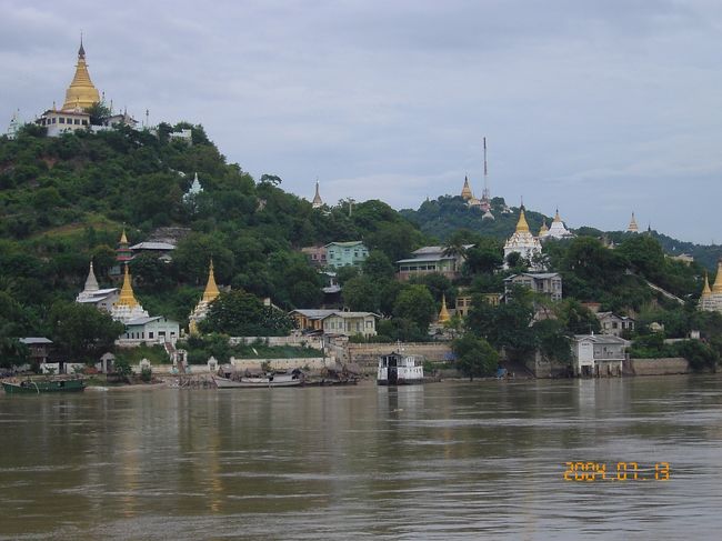 7/13 <br />この日は早朝、マンダレーからエーヤワディー川を下ってバガンへ。