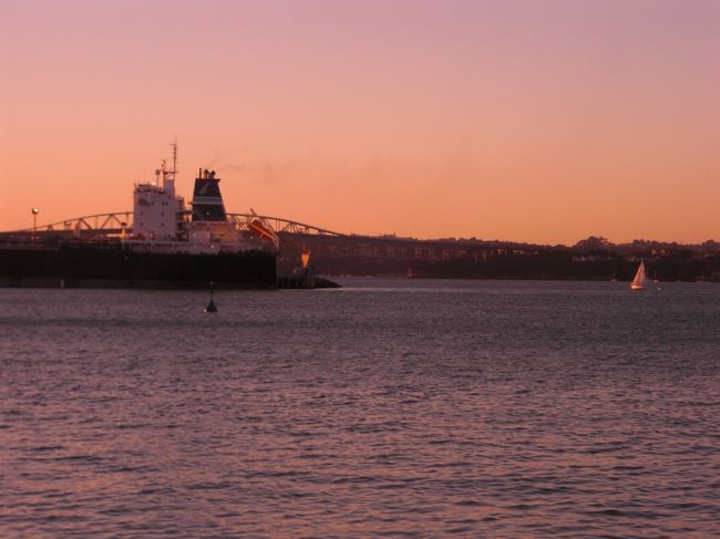 オークランド<br />ハーバーブリッジの夕焼け