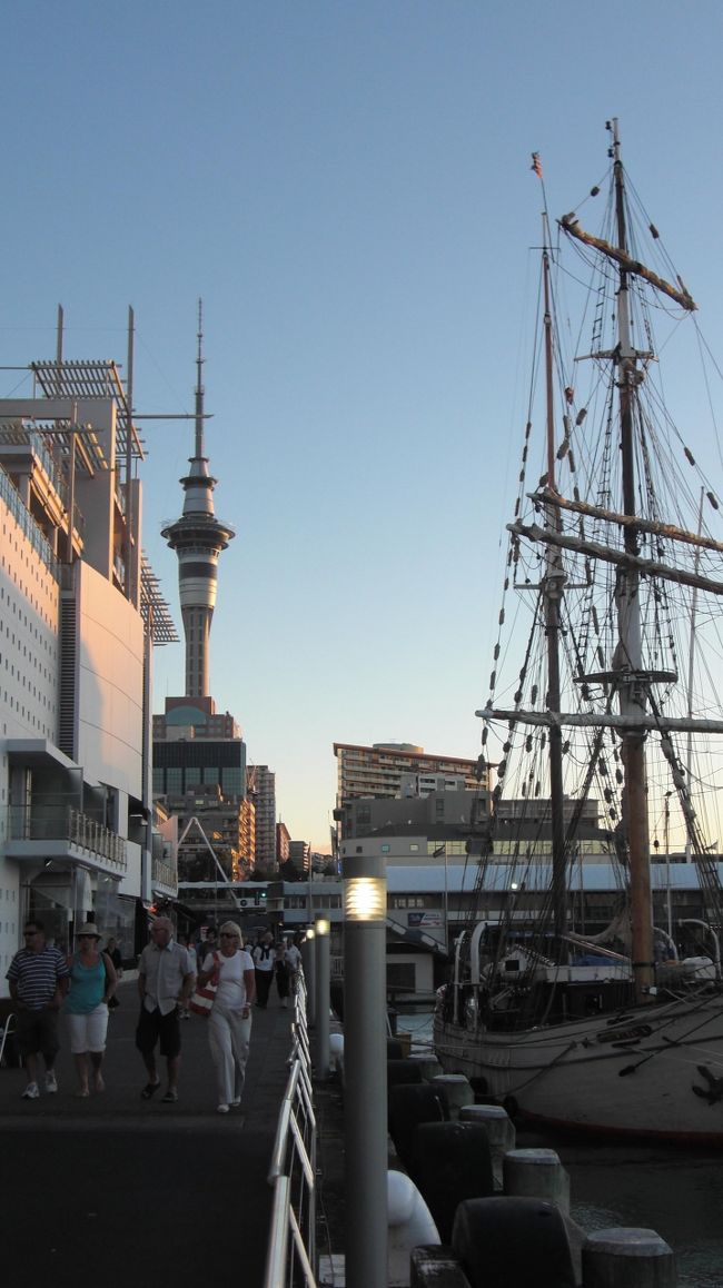 埠頭からスカイタワーを