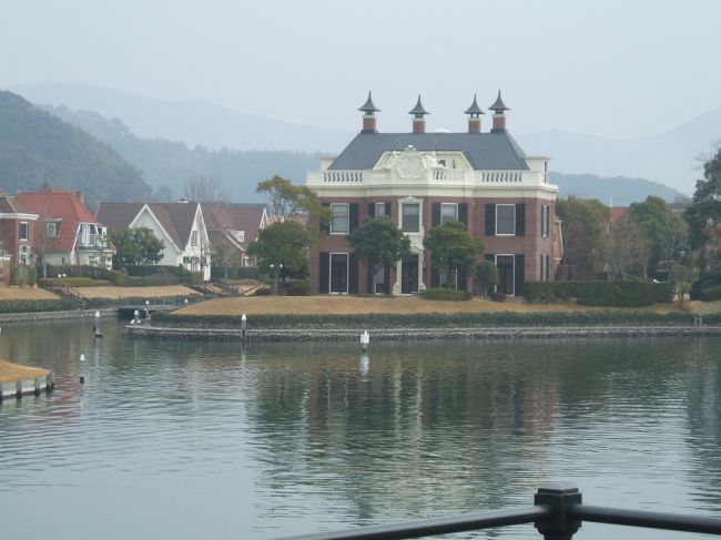 　ハウステンボス内には運河が通っていてホテルや別荘もあります。見た目も園内に合わせているのでヨーロッパ風の建物です。<br />　