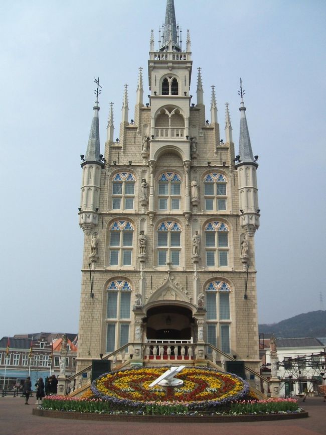 　園内のアレキサンダー広場にある花時計です。ここがハウステンボスの中心でもあります。<br />　ハウステンボスの案内によると後ろの建物は「スタッドハウス」と呼ばれオランダの「ゴーダ市」の市庁舎を再現しているそうです。<br />　ここで結婚式を挙げれるとの事です。