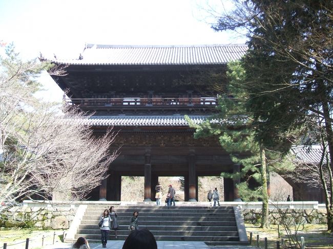 　南禅寺の三門です。この奥に桜の木があります。