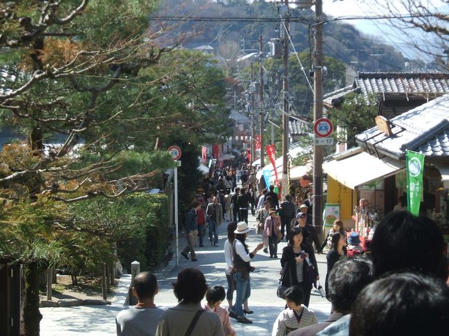 　銀閣寺の参道です。土曜日ということもあり混雑してます。この日はバスも常に混雑していました。