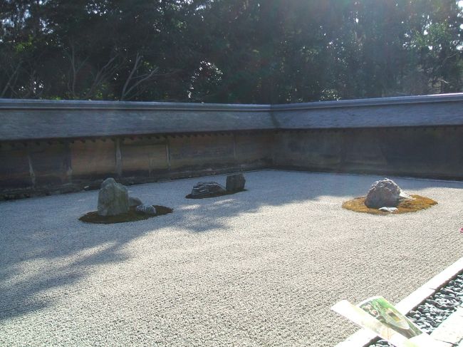 　次は竜安寺です。竜安寺といえば石庭です。写真、上手に撮影出来ずにすいません・・・<br />　皆さん、縁側に座り石庭を眺めていました。